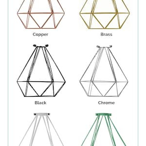 Puede incluir: Un conjunto de seis pantallas de l&aacute;mpara de jaula de diamante en diferentes colores: cobre, lat&oacute;n, negro, cromo, blanco y menta. Las pantallas de l&aacute;mpara tienen todas la misma forma y tama&ntilde;o, y se muestran colgadas del techo.