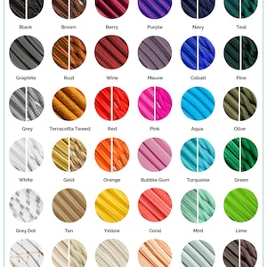 Könnte beinhalten: Eine Tabelle mit verschiedenen Farben und Mustern von Stromkabeln. Die Kabeloptionen sind mit "Rund" und "Gedreht" beschriftet. Die Farben umfassen Schwarz, Braun, Beere, Lila, Marineblau, Türkis, Graphit, Rost, Wein, Lila, Kobalt, Kiefer, Grau, Terrakotta-Tweed, Rot, Rosa, Aqua, Oliv, Weiß, Gold, Orange, Kaugummi, Türkis, Grün, Grauer Punkt, Braun, Gelb, Koralle, Minze, Limette, Weißmessing, Beige, Champagner, Rouge, Eukalyptus, Taupe, Grauer Tweed, Chevron, Regenbogen, Magenta und Grüner Tweed.