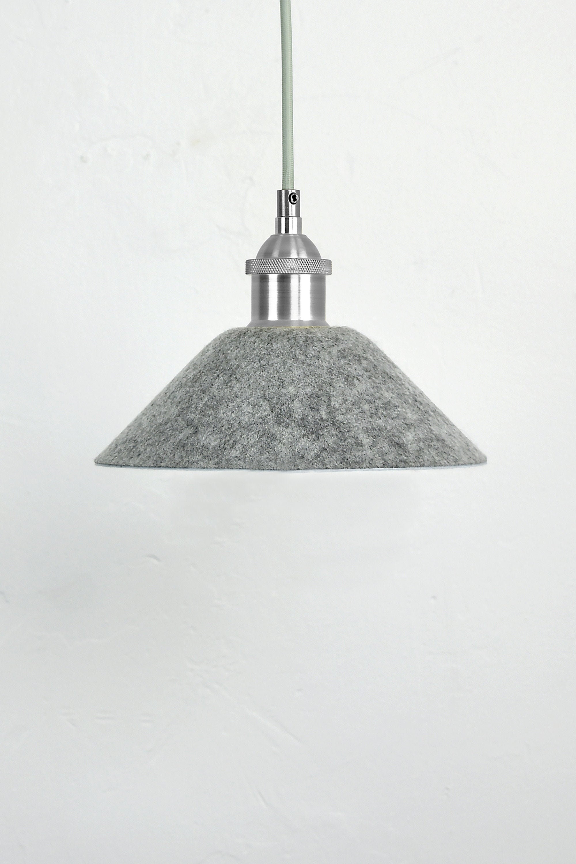 felt cone shade custom pendant light - soft grey woven nouveau design moderne finitions personnalisées éclairage hangout abat-jour en tissu