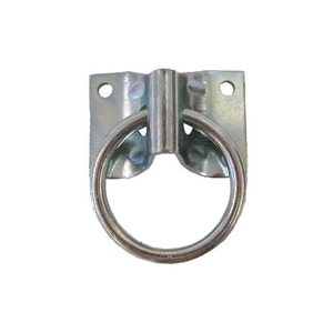 Può includere: Anello in metallo argentato con una piastra saldata, progettato per essere fissato a una parete o altra superficie. L'anello ha un diametro di circa 5 cm.