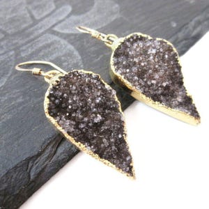 Pendientes colgantes de drusa gris en forma de lágrima con detalles dorados - Joyería de cuarzo gris brillante para mujer