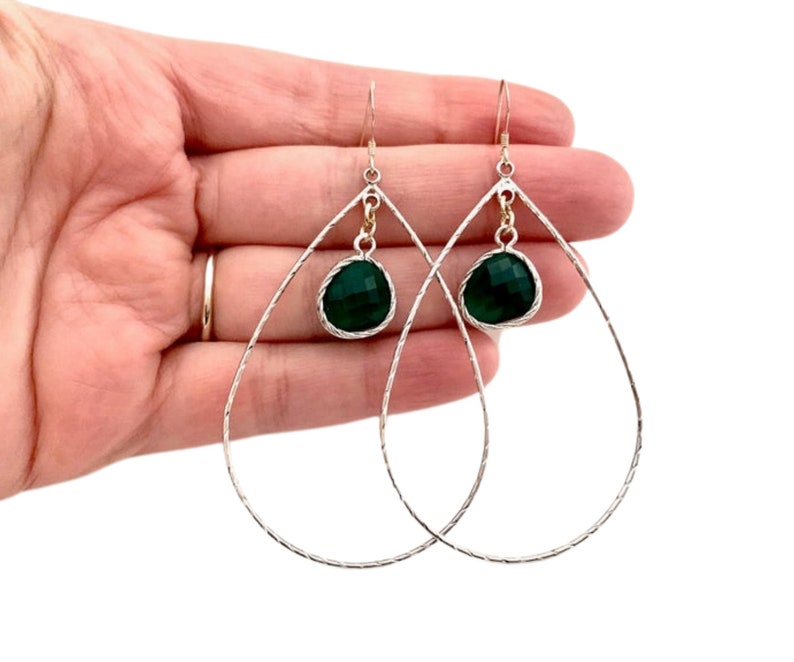 Boucles doreilles Dark Green Drop, Bijoux en larmes dargent et de vert pour femmes, Grandes boucles doreilles vert argent, Boucles doreilles pendantes en verre foncé, Dangles en goutte deau image 5