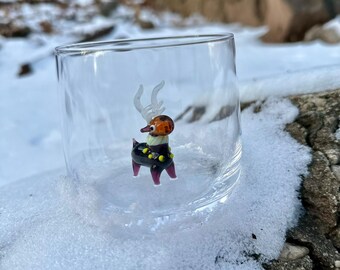 Copa de vino con figura de ciervo navideño - Decoración festiva para brindar por las fiestas