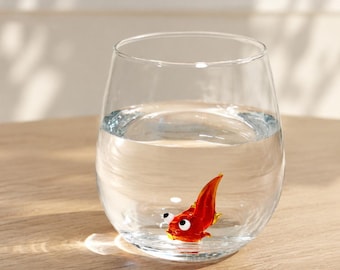 Copo de vidro em formato de peixe de olhos grandes – Copo artesanal colorido em formato de estatueta