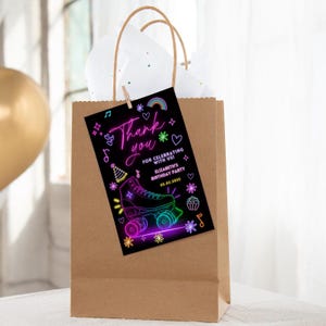 Tarjeta editable con bolsa de obsequios de patinaje sobre ruedas, tarjetas de regalo de fiesta con patines sobre ruedas que brillan, tarjetas de cumpleaños con patines sobre ruedas de neón, patines sobre ruedas que brillan con arcoíris