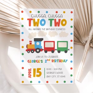 Pode incluir: Um convite de anivers&aacute;rio de trem colorido com o texto "Chugga, Chugga Two Two" e "All aboard the birthday express!" O convite tamb&eacute;m inclui o texto "Join us to celebrate George's 2nd Birthday" e os detalhes da festa, incluindo a data, a hora e o local.