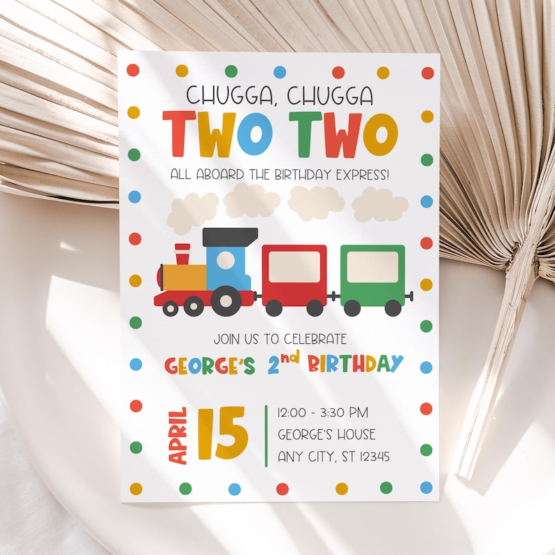 Pode incluir: Um convite de anivers&aacute;rio de trem colorido com o texto "Chugga, Chugga Two Two" e "All aboard the birthday express!" O convite tamb&eacute;m inclui o texto "Join us to celebrate George's 2nd Birthday" e os detalhes da festa, incluindo a data, a hora e o local.