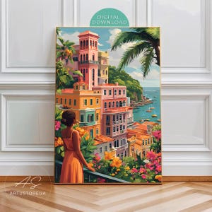 Op de afbeelding: Digitale kunstprint van een kustplaats met kleurrijke gebouwen, palmbomen en een vrouw in een oranje jurk. Het kunstwerk heeft een levendig kleurenpalet met roze, gele en blauwe tinten, en de tekst "DIGITALE DOWNLOAD" is zichtbaar.