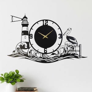Puede incluir: Reloj de pared de metal negro con un faro, olas y un pelícano. La esfera del reloj es negra con manecillas doradas. El faro tiene rayas blancas y negras. El reloj tiene un tema náutico decorativo.