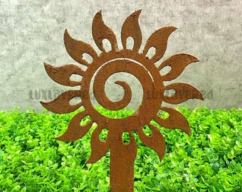 Paletto da giardino in metallo arrugginito: decorazione da esterno in stile fattoria