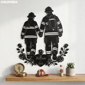 Może przedstawiać: Biały ceramiczny kubek z czarnym uchwytem i napisem "But First, Coffee" w stylu odręcznym. Kubek stoi na białej powierzchni. Kubek ma 10 cm wysokości.