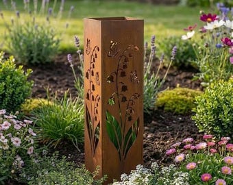 Colonna da giardino in metallo con mughetto, decorazione floreale per esterni, elegante arte botanica da giardino.