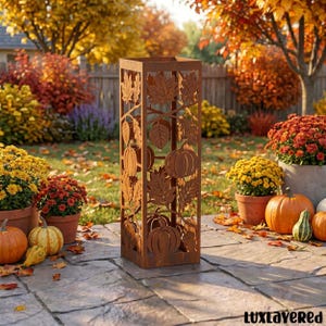 Könnte beinhalten: Eine hohe, rechteckige Laterne aus rostfarbenem Metall mit filigranen, lasergeschnittenen Motiven aus Herbstblättern, Kürbissen und Eicheln auf allen vier Seiten. Die Struktur ist offen gestaltet und verfügt über einen flachen Boden sowie Deckel.