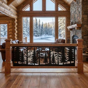 Könnte beinhalten: Ein schwarzer Metall-Geländereinsatz mit einer lasergeschnittenen Silhouette eines dichten Kiefernwaldes. Das rechteckige Paneel ist von dicken, hellbraunen Holzpfosten und einem passenden Handlauf in einer Blockhütte eingerahmt.
