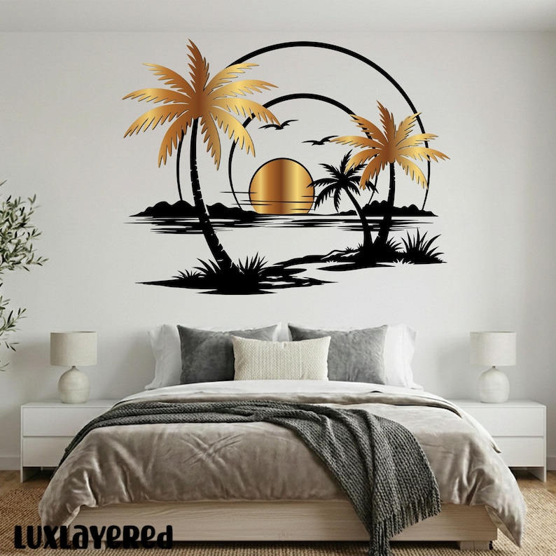 Pu&ograve; includere: Un'opera d'arte da parete raffigurante una scena di tramonto tropicale. Il design include palme dorate, un sole dorato e sagome nere di uccelli e acqua. L'opera &egrave; montata sopra un letto con biancheria da letto dai toni neutri.