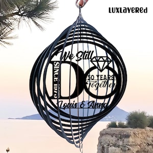 Personalisiertes Windspiel zum 50-jährigen Jubiläum: Goldenes Metallgartendekor