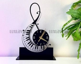 Orologio da tavolo personalizzato a forma di pianoforte: decorazione musicale in metallo inciso