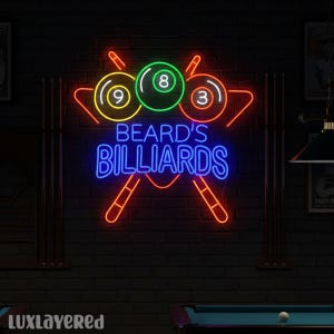 Può includere: Insegna al neon per Beard's Billiards. L'insegna presenta un disegno di tre palle da biliardo con i numeri 3, 8 e 9, e due stecche incrociate. Il testo "BEARD'S BILLIARDS" è in neon blu. L'insegna è montata su un muro di mattoni scuri.