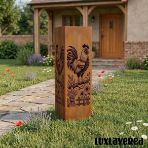 Puede incluir: Una jardinera alta y rectangular de metal envejecido con un diseño de gallo. La jardinera marrón presenta una silueta negra detallada de un gallo, trigo, girasoles y una valla. La jardinera está en un jardín.