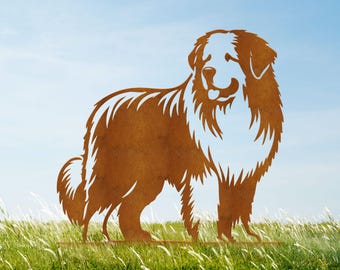 Könnte beinhalten: Metall-Silhouette eines Hundes, wahrscheinlich eines Berner Sennenhundes, in stehender Pose. Der Hund ist in einem rostbraunen Farbton mit weißen Akzenten dargestellt. Der Hintergrund zeigt grünes Gras und einen blauen Himmel. Der Text "luxlayered" ist sichtbar.