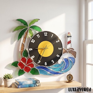 Könnte beinhalten: Eine Wanduhr mit einem schwarzen Schallplatten-Zifferblatt, gelber Mitte und goldenen Zeigern. Sie ist von Buntglaselementen umgeben, die eine grüne Palme, eine rote Hibiskusblüte, eine blaue Meereswelle und einen Leuchtturm darstellen.