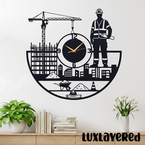 Op de afbeelding: Een rustiek houten bord met de tekst "Welcome to our home" in witte letters. Het bord heeft een verweerde afwerking en een eenvoudig, uitnodigend ontwerp, ideaal voor entree decoratie.