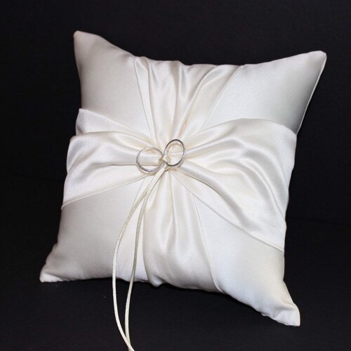 Coussin pour alliances blanc ou ivoire • Frais de livraison inclus • Plus de 250 couleurs d'écharpe personnalisées disponibles