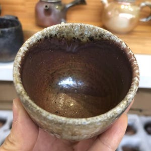 薪焼き陶器マグカップ – 天然灰釉、高温焼成、耐熱ハンドル – 紅茶・コーヒー用