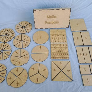 Puede incluir: Un conjunto de círculos y cuadrados de fracciones de madera para enseñar matemáticas. El conjunto incluye una variedad de formas y tamaños, todos con marcas claras para ayudar a los estudiantes a aprender sobre fracciones. El conjunto está etiquetado como "Maths Fractions".