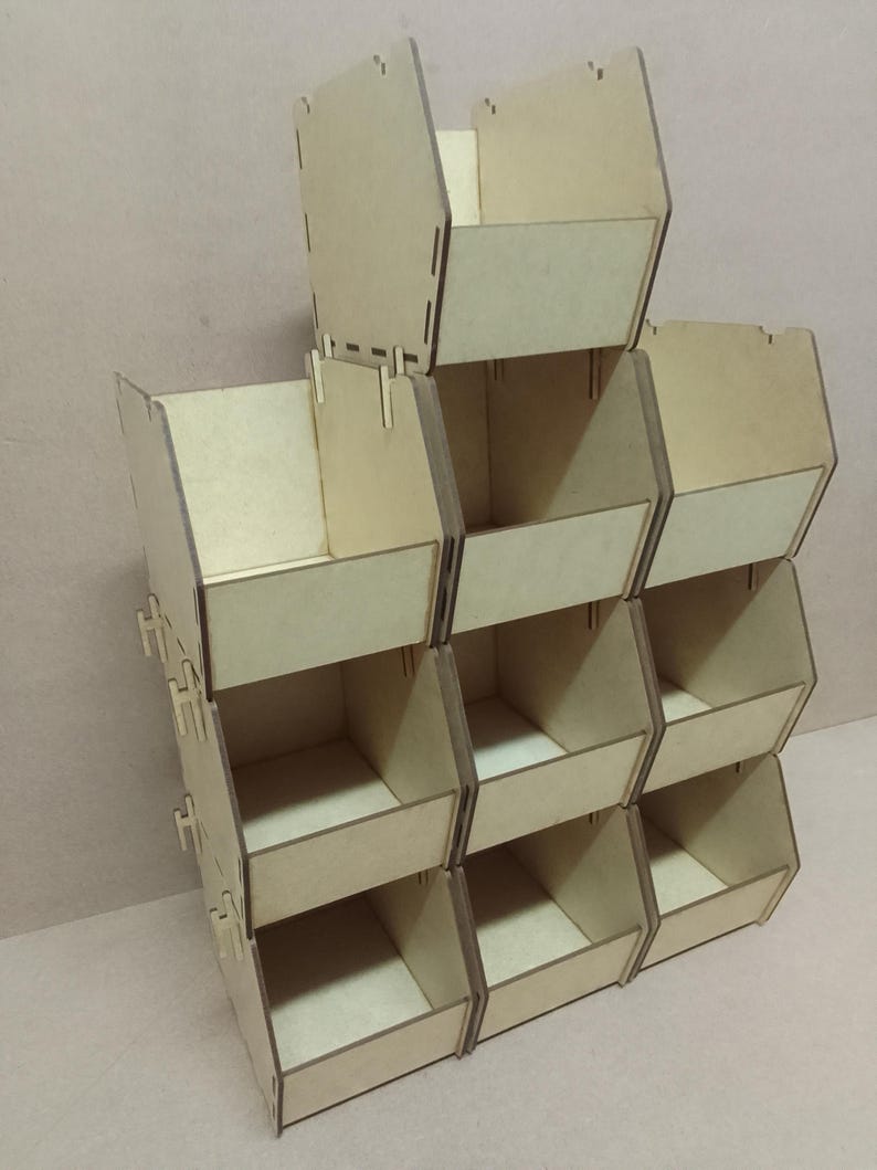 K&ouml;nnte beinhalten: Ein stapelbarer Holz-Organizer mit mehreren F&auml;chern. Der Organizer ist aus hellfarbenem Holz gefertigt und verf&uuml;gt &uuml;ber ein offenes Design f&uuml;r einfachen Zugriff. Die F&auml;cher sind in einem rasterartigen Muster angeordnet, geeignet f&uuml;r kleine Gegenst&auml;nde.