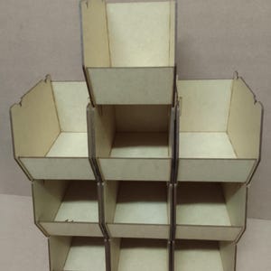 K&ouml;nnte beinhalten: Ein h&ouml;lzernes Ausstellungsregal mit neun F&auml;chern, die in einem dreistufigen Design angeordnet sind. Die Regale sind aus hellem Holz gefertigt und haben offene Fronten, die den Inhalt gut sichtbar machen. Die Struktur ist aus ineinandergreifenden Teilen zusammengesetzt.