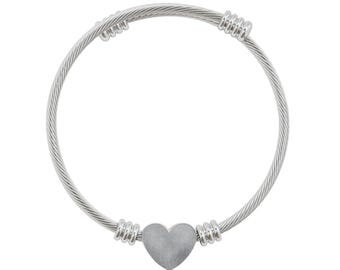 Brazalete con corazón grabado / Brazalete de corazón de alambre de plata, grabado personalizado