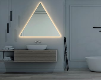 Moderner dreieckiger LED-Wandspiegel: Geometrischer Eitelkeits-Akzent