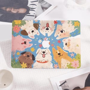 Può includere: Una custodia per laptop colorata con un design giocoso di varie razze di cani. La custodia ha uno sfondo azzurro con cani dei cartoni animati, fiori e il logo Apple.