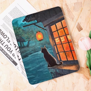 Może przedstawiać: Prostokątny nadruk artystyczny przedstawiający czarnego kota na tle deszczowej sceny nocnej. Grafika przedstawia budynek w stylu japońskim z pomarańczową latarnią i oknem. W tle widać pagodę.