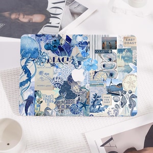 Peut inclure: Une peau d'ordinateur portable avec un collage d'images bleues et blanches, y compris des coquillages, des étoiles de mer et du texte sur le thème de l'océan. Le texte comprend "Beach More", "Worry Less", "Don't Overthink It", "Pray For Surf", "Ocean", "East Coast", et "New Yorker".