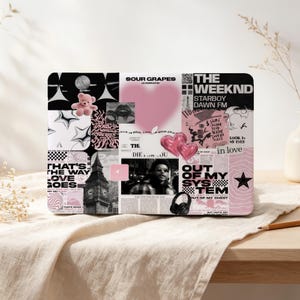 Pode incluir: Uma capa para portátil com uma colagem de gráficos pretos, brancos e cor-de-rosa, incluindo um urso de peluche cor-de-rosa, um grande coração cor-de-rosa, texto com SOUR GRAPES, THE WEEKND, STARBOY, DAWN FM, THAT'S THE WAY LOVE GOES, OUT OF MY SYSTEM e uma torre de relógio.