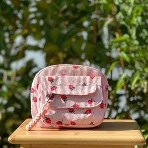 Rosa Erdbeer Cord Umhängetasche, süße ästhetische Schultertasche, Kawaii Y2K Stil Tasche, kleine Trending Tasche für Frauen, rosa Erdbeertasche