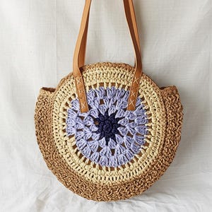 Runde Stroh Strandtasche | Große gewebte Tasche mit gehäkeltem Blumen-Design | Sommer Urlaub Reise Handtasche für Frauen