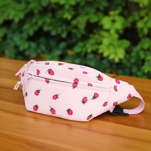 Pinke Cord Gürteltasche Erdbeer-Print | Niedliche Kawaii Erdbeere Gürteltasche für Frauen | Ästhetische Gürteltasche Reisetasche | Indie Trendy