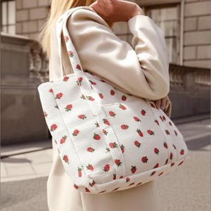 Sac fourre-tout en velours côtelé imprimé fraises Sac à bandoulière esthétique Cottagecore motif de fruits mignon cartable du marché scolaire pour lycéenne