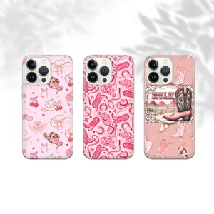 Könnte beinhalten: Drei rosa iPhone-Hüllen mit verschiedenen Designs. Die erste Hülle hat ein rosa-weißes Muster mit Cowboyhüten und Stiefeln. Die zweite Hülle hat ein rosa-weißes Muster mit Cowboyhüten, Stiefeln und Hufeisen. Die dritte Hülle hat ein rosa-weißes Muster mit Cowboystiefeln und dem Text "Giddy Up Cowgirl".