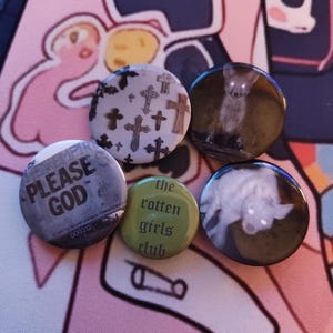 Juego de botones Rotten Girls 2 hechos a mano: Colección El Niño de Caín