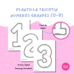 Op de afbeelding: Digitale, afdrukbare sjablonen voor grote getallen 0-9, met de tekst "PLANTILLA TRICOTIN NUMEROS GRANDES (0-9)". De cijfers zijn zwart omlijnd op een witte achtergrond, met pijlen die de te volgen richting aangeven. De tekst "Facil de seguir" is ook aanwezig.