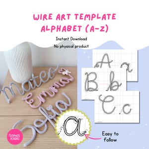 Puede incluir: Una taza de cerámica blanca con asa negra y el texto "But First, Coffee" en negrita negra. La taza se encuentra sobre un fondo borroso, sugiriendo un ambiente acogedor.
