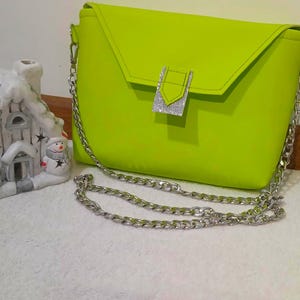 Lime Grüne Kunstleder Umhängetasche - Kettenriemen Geldbörse - Magnetverschluss - Gefütterte Handtasche mit Innentasche - Vegane Clutch Tasche