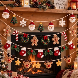 Könnte beinhalten: Eine mehrsträngige Häkel-Weihnachtsgirlande mit verschiedenen festlichen Ornamenten, darunter Weihnachtsmann-Gesichter, grüne Tannenbäume, weiße Schneeflocken, Lebkuchenmänner, Zuckerstangen, Kränze, rote Socken, Stechpalmenblätter und Rentiergesichter.