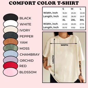 以下が含まれることがあります： 黒、白、赤など、さまざまな色のComfort Colors Tシャツ。 画像は、クリーム色のシャツを着ている人を示しており、サイズと測定の詳細がセンチメートルで表示されています。 シャツのサイズはSから3XLまであります。