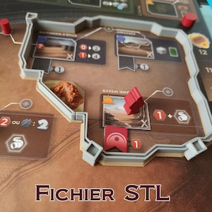 Peut inclure: Un jeu de société avec un plateau de jeu marron et beige. Le plateau de jeu a une bordure grise et plusieurs pièces de jeu, dont des jetons rouges et beiges. Le texte "FICHIER STL" est visible en bas du plateau.