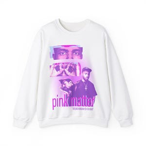 Op de afbeelding: Witte trui met een roze en paarse grafische print van een mannengezicht en de tekst "pink matter is it just a container for the mind?"